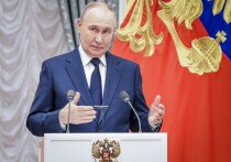 Российская экономика, как пишет The Guardian (статью перевели ИноСМИ), сможет выдержать не только санкции, но и потенциальное падение цен на нефть. Британское издание отмечает, что вместо картины «карточного домика» вырисовывается образ системы, которая, несмотря на серьезные структурные проблемы и замедление, демонстрирует поразительную для её критиков устойчивость.