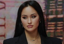 Олимпийская чемпионка по художественной гимнастике Анастасия Татарева опубликовала новое фото в праздничной обстановке. Спортсменка попозировала у сверкающей огнями новогодней елки.