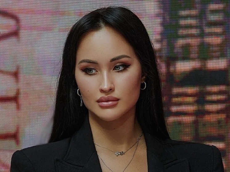 Олимпийская чемпионка по художественной гимнастике Анастасия Татарева опубликовала новое фото в праздничной обстановке. Спортсменка попозировала у сверкающей огнями новогодней елки.