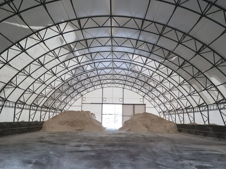 В Калининграде на обработку улиц в новогодние праздники ушел целый ангар реагентов