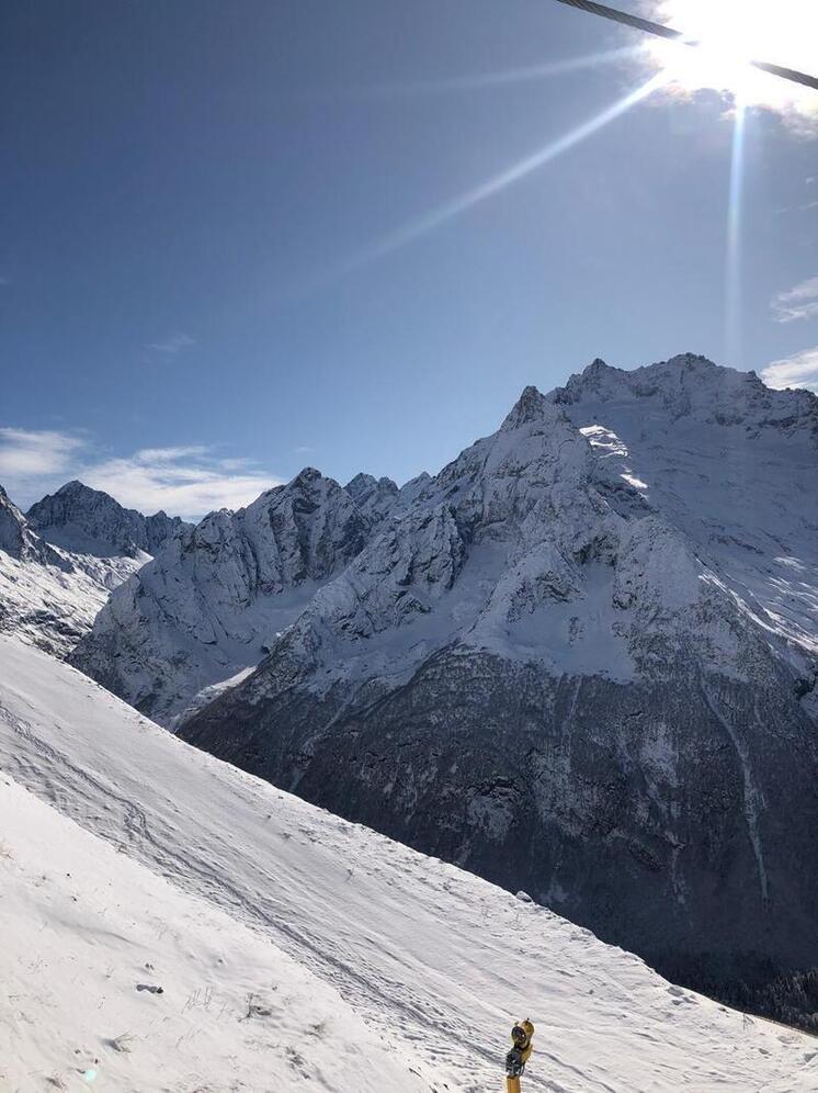 Курорт «Домбай» закрыл канатные дороги из-за метели