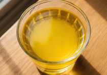 Может ли употребление мочи спасти жизнь в экстренной ситуации? Британский искатель приключений Беар Гриллс, наиболее известный по телепрограмме «Выжить любой ценой», прославился, в том числе, тем, что пил собственную мочу, представляя это как жизнеспособный метод борьбы с обезвоживанием