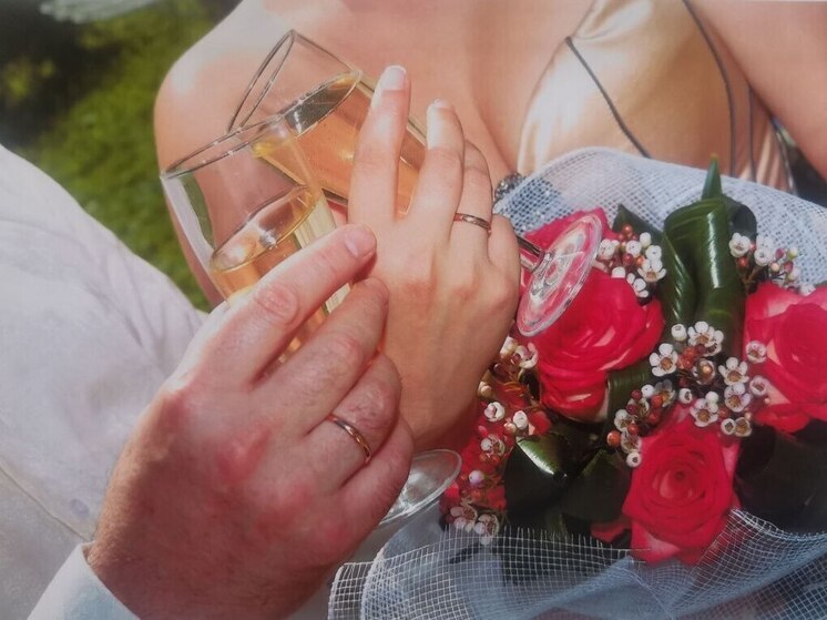 Многие молодожены, решая оформить свои отношения, специально выбирают красивую дату. Какие числа в наступившем году «самые-самые» рассказала в интервью «МК в Великом Новгороде» партнёр ивент-агентства AllAltai Agency Михайлина Ольга.