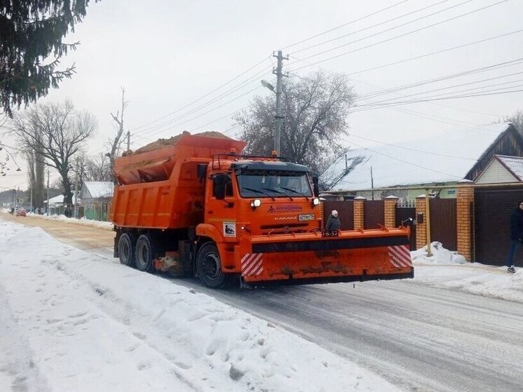 Почти 2,7 тыс. тонн пескосмеси высыпали на улицы Воронежа ночью
