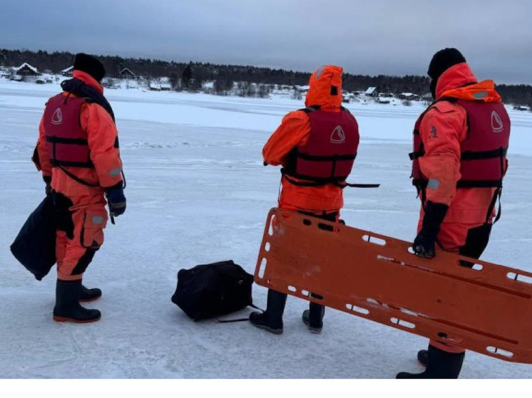 Водитель снегохода провалился под лед Онежского озера под Петрозаводском
