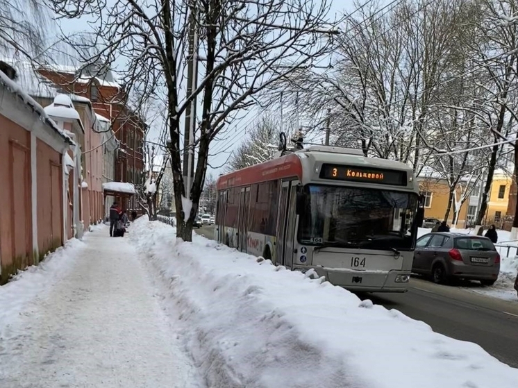 В Калуге из-за снега задерживается транспорт