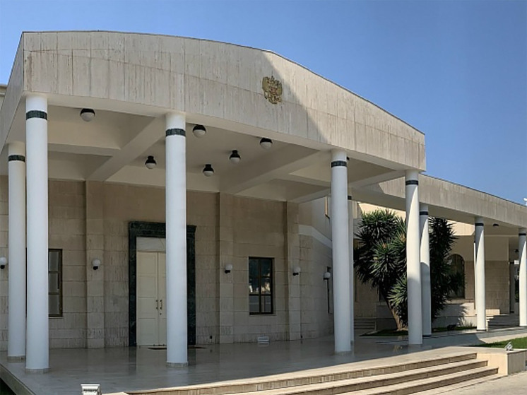 Кипр, передаёт Greek City Times, оказался в состоянии повышенной готовности в связи с расследованием местными властями двух загадочных и потенциально связанных между собой дел: смерти высокопоставленного сотрудника посольства России в Никосии и исчезновения известного российского бизнесмена в Лимассоле