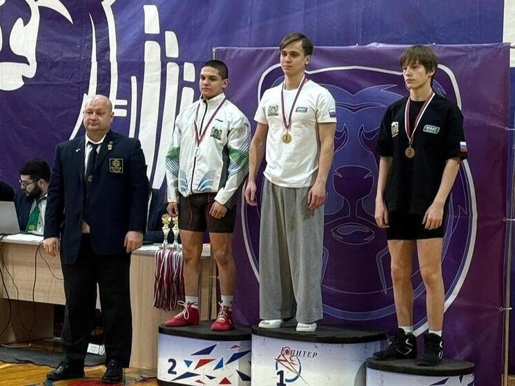 Пауэрлифтеры Югры завоевали 12 медалей на уральских соревнованиях