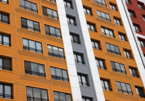 32-летний мужчина уцелел, упав с 8-го этажа дома на юге столицы