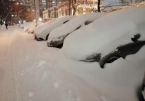Разными методами борются за место на парковке из-за снежных завалов автомобилисты в московском регионе