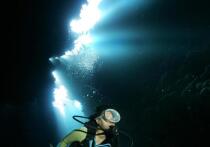 Геолог Ив Фуке, изучая новые лидарные карты морского дна у побережья французского департамента Финистер, заметил нечто необычное — идеально прямую линию длиной 120 метров. Природа редко создаёт такие чёткие формы, и это вызвало его подозрения. Подтверждение гипотезы, как пишет американское издание Big Think (статью перевели ИноСМИ), пришло, когда сезонное отмирание водорослей улучшило видимость в воде.