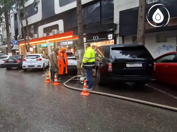 Специалисты ищут место утечки на трубопроводе на Навагинской в Центральном районе Сочи