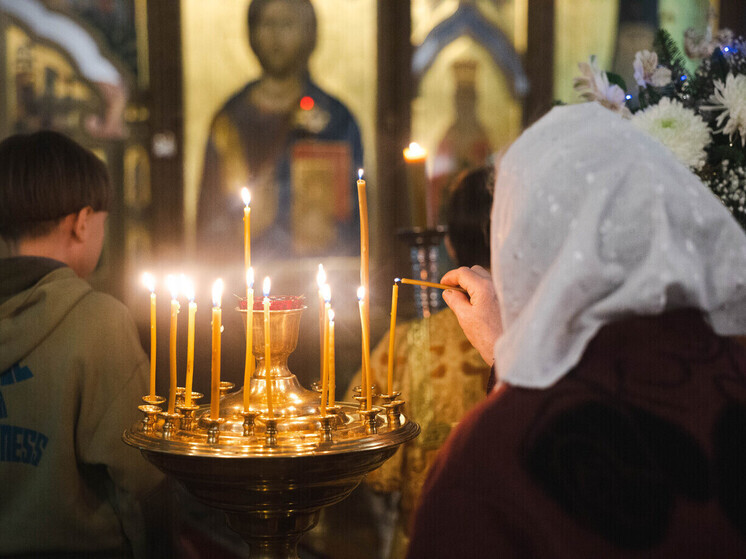 По народному календарю 13 января 2026 года отмечается Васильев день. Православная церковь в эту дату вспоминает святителя Василия Кесарийского — богослова, жившего в IV веке в Каппадокии. Ему приписывают изобретение иконостаса и авторство множества проповедей.