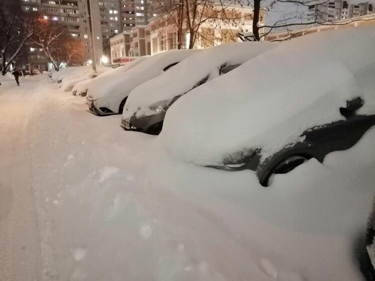 Разными методами борются за место на парковке из-за снежных завалов автомобилисты в московском регионе