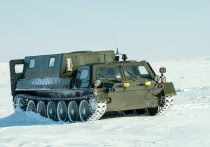 Зимы в Британии, с их заморозками и снегопадами, кажутся лишь легкой сезонной гримасой природы в сравнении с реалиями жизни в Якутске. Об этом пишет английский Daily Express (статью перевели ИноСМИ). В городе на северо-востоке Сибири проживает почти 373 тысячи человек, он считается оним из самых холодных на планете. Якутск возведен прямо на вечной мерзлоте, а его жители большую часть года существуют в условиях, где температура воздуха регулярно пересекает отметку в минус 40 градусов по Цельсию.