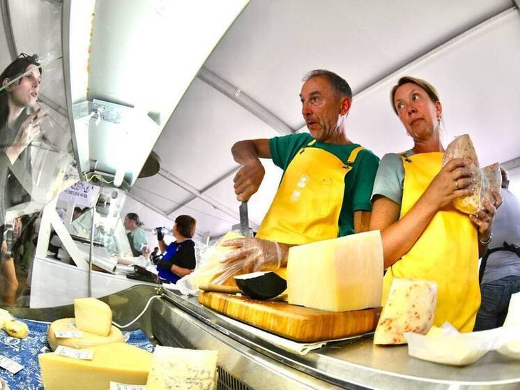 Благодаря обращению губернатора Александра Дрозденко в Правительство России и Госсовет были сохранены все действующие льготы для ленинградских предпринимателей. Михаил Мишустин подписал документ, в котором сохранены все виды деятельности с пониженными ставками налогообложения, сообщил телеграм-канал областного правительства.