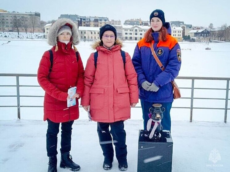 Псковичам напомнили о правилах поведения безопасности на льду