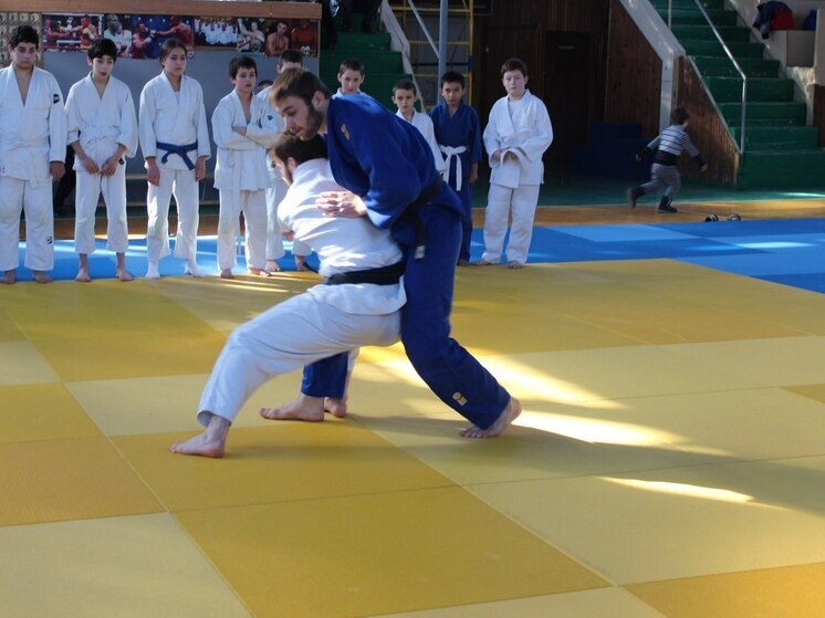 Массовая драка омрачила турнир по вольной борьбе в Грозном