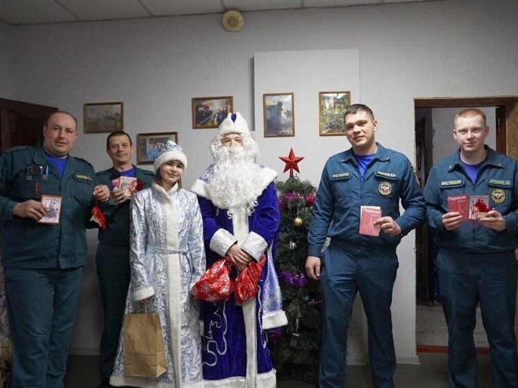 В Тюменской области в новогодние дни школьники поздравили взрослых, находящихся на дежурстве