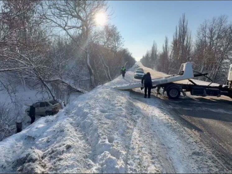 Автоинспекторы помогли водителю, застрявшему в кювете из-за снегопада в Губкине