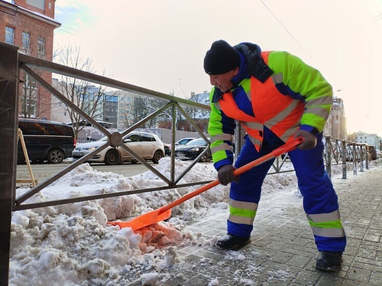 Новгородчину убирают от снега 630 единиц техники и 400 человек
