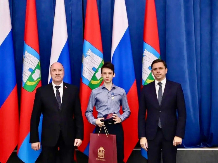 Орловского школьника наградили за спасение людей из пожара