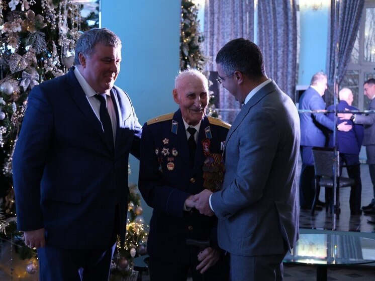 Илья Беспалов поздравили ветерана-туляка Василия Денисова с 100-летием