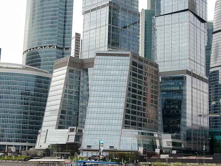 Mash: льдина едва не убила человека, пробив крышу башни "Федерация"