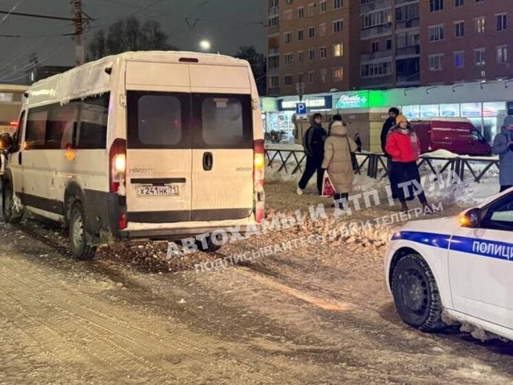 В Туле под маршрутный автобус попала девушка