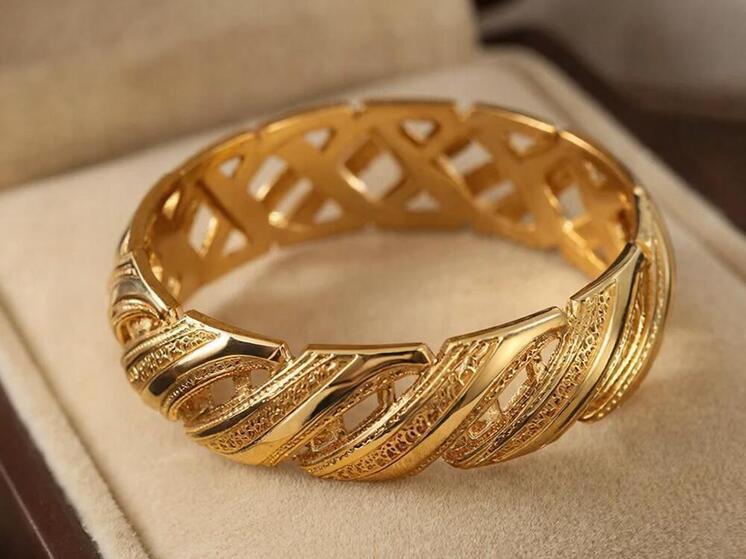 В Южно-Сахалинске уборщица украла золотой браслет почти за полмиллиона рублей