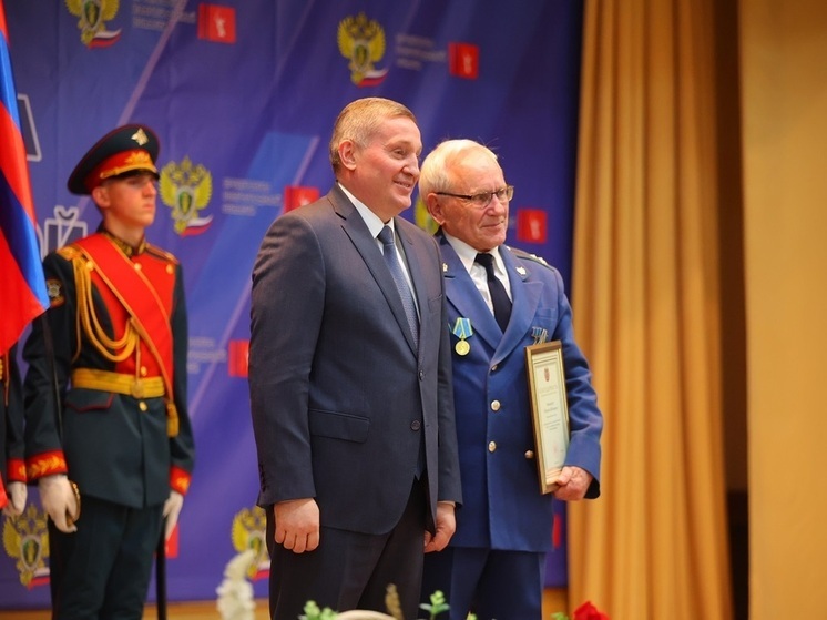 Андрей Бочаров наградил отличившихся сотрудников волгоградской прокуратуры