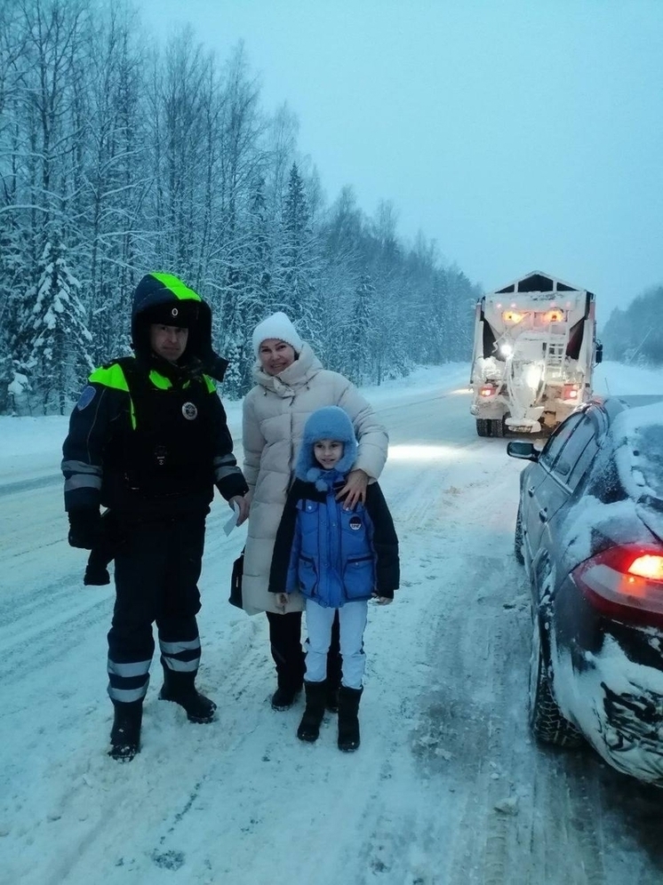 В Костромской области инспекторы ДПС Костромы вызволили из беды автоледи с ребенком