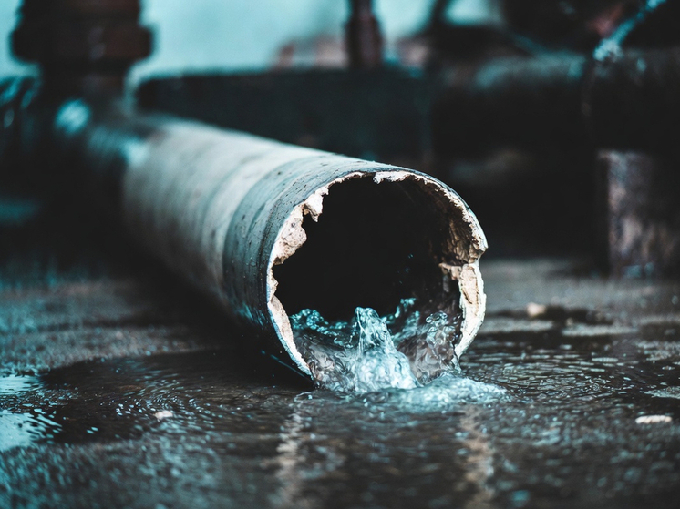 В городе Химки прорвало водопроводную трубу и затопило двор с автомобилями