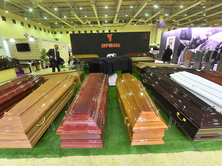 В Калуге россиянам пришлось тянуть гроб на санях