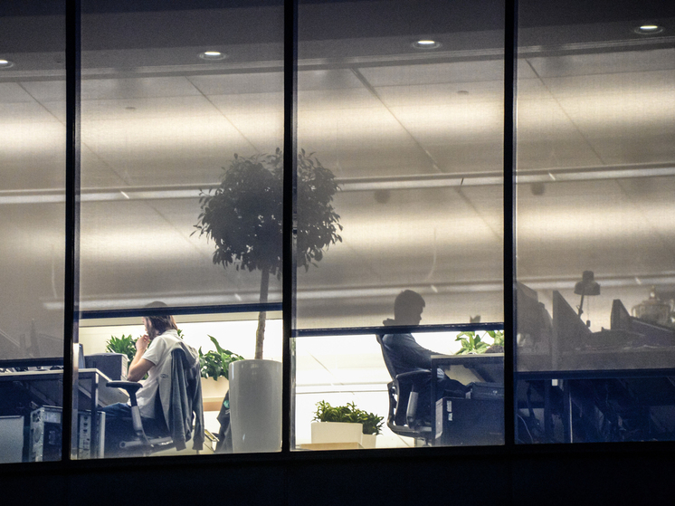 Работодатели не вправе снижать оклад в праздники