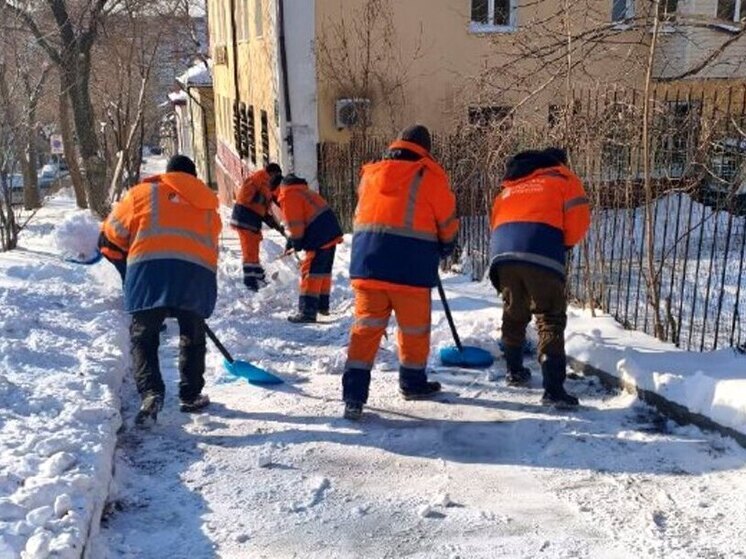 Снежная битва в круглосуточном режиме: из Владивостока вывезли более 10 тысяч кубов снега