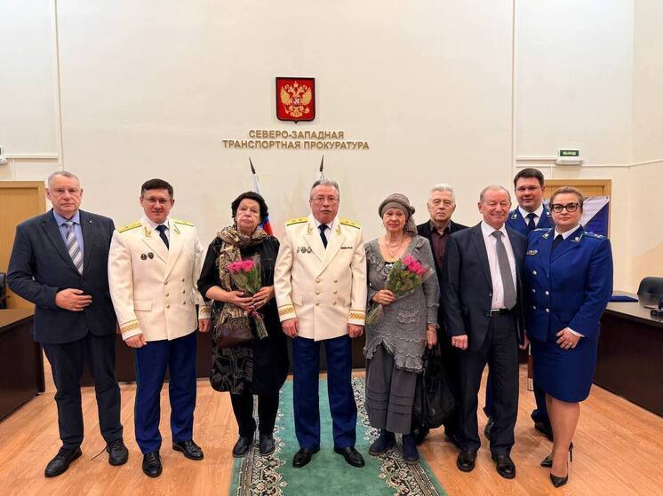 Северо-Западный транспортный прокурор поздравил сотрудников с профессиональным праздником
