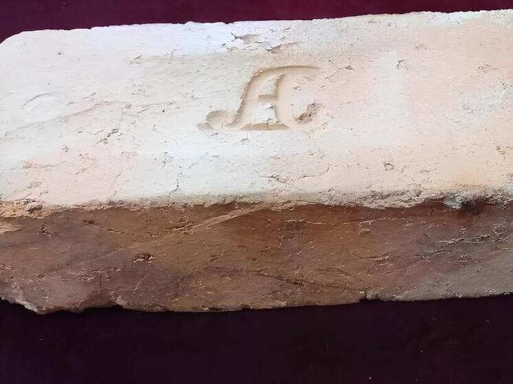 Кирпич с клеймом сына Бестужева показали в Петровск-Забайкальском музее