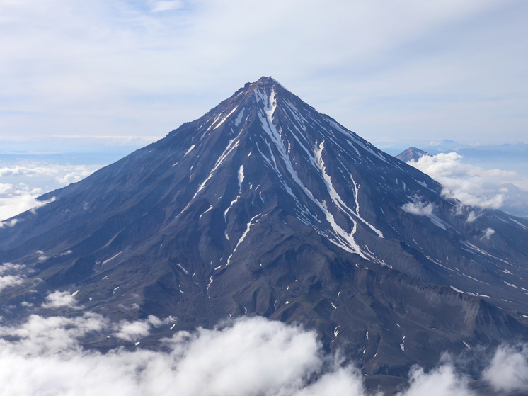 На Камчатке из-за снежных заносов медикам скорой помощи пришлось нести больного более 1 км на носилках