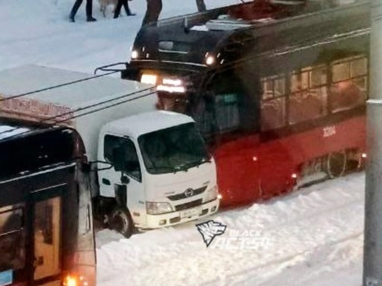  Грузовик с мороженым заблокировал движение трамваев в Новосибирске