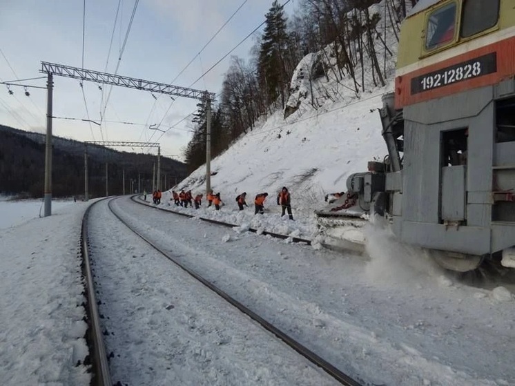 В каникулы на железной дороге в Башкирии убрали 200 тысяч кубометров снега