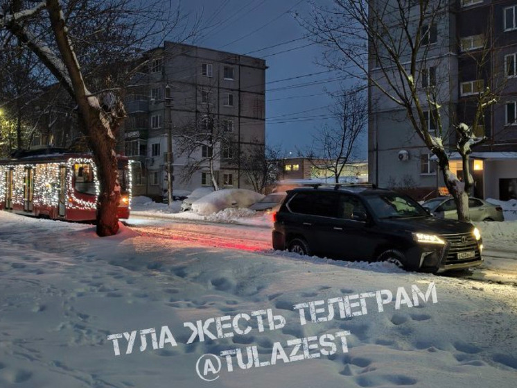 В Туле черный Lexus застрял на трамвайных путях на Плеханова