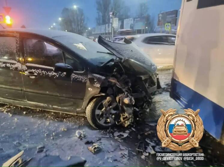 В Башкирии легковушка столкнулась с автобусом – погиб один человек