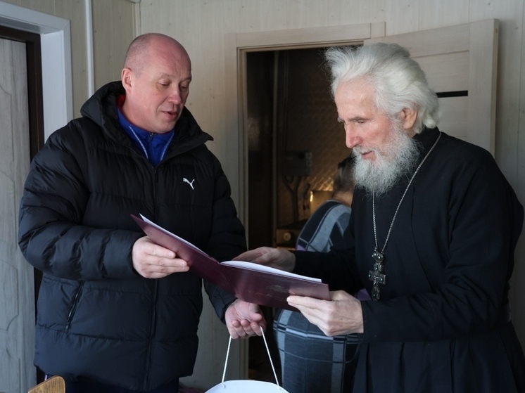 Заместитель командующего Восточным округом Росгвардии поздравил настоятеля храма Георгия Победоносца с 80-летием