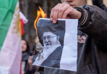 Спустя десятилетия противостояния с Западом и жесткого внутреннего контроля Исламская Республика Иран, похоже, вступила в самый опасный этап своего существования. Масштабные народные протесты, вспыхнувшие на фоне экономического кризиса, более не ограничиваются требованиями реформ. Их конечной целью, как считает агентство, стал сам политический строй, что создает беспрецедентные риски не только для страны, но и для всей системы международных отношений и мировых рынков.