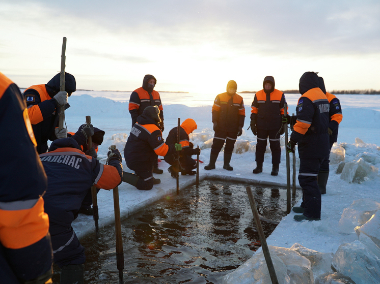 Подготовка купели к Крещению началась на реке Таз