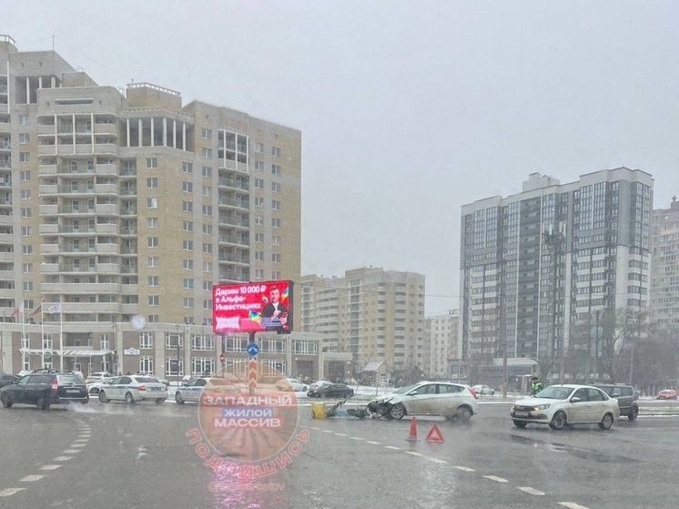 В Ростове-на-Дону на Западном в аварии с иномаркой пострадала 22-летняя девушка