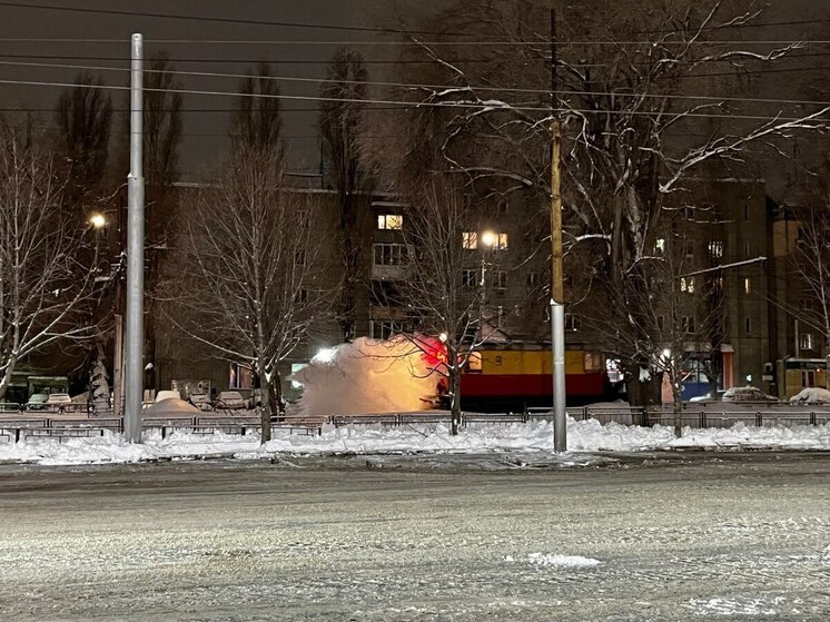 Более 400 машин убирали снег на дорогах Саратова в ночь на 13 января