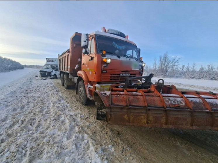 Под Воронежем в массовой аварии автомобиль влетел в снегоуборочную машину