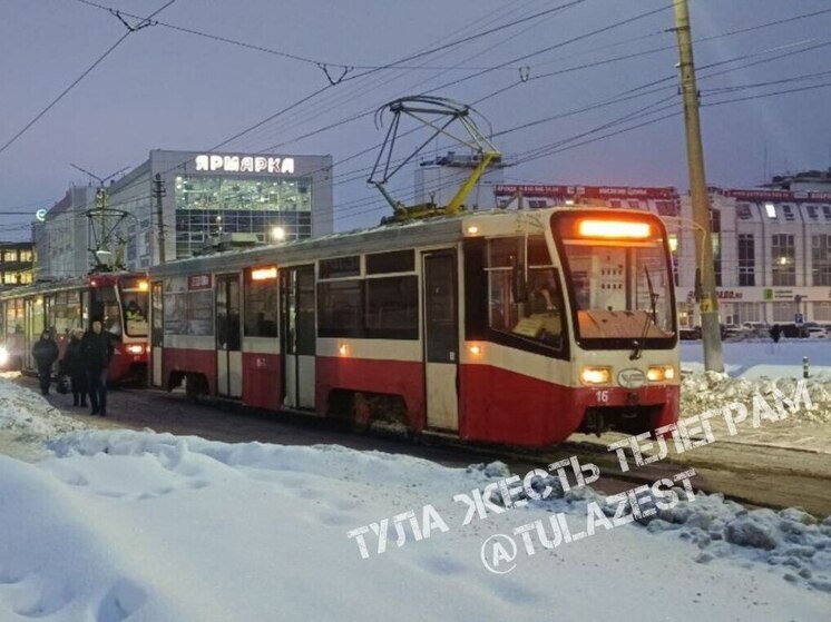 Трамвай сломался на улице Коминтерна и парализовал движение в Туле